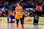 各领2次犯规！王哲林半场6分2板2助VS周琦2分3板2帽