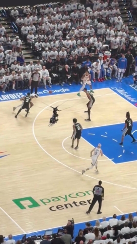 状态火热啊！哈珀快攻上篮不中，尚帕尼跟进补扣，个人独取13分